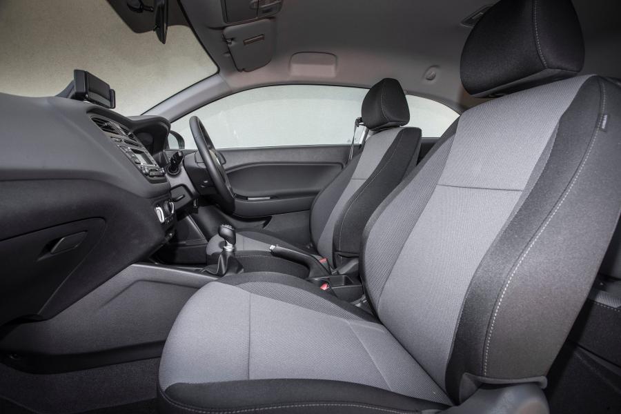  Hyundai i20 Coupe 2015 года  (UK) (фото 25 из 30)